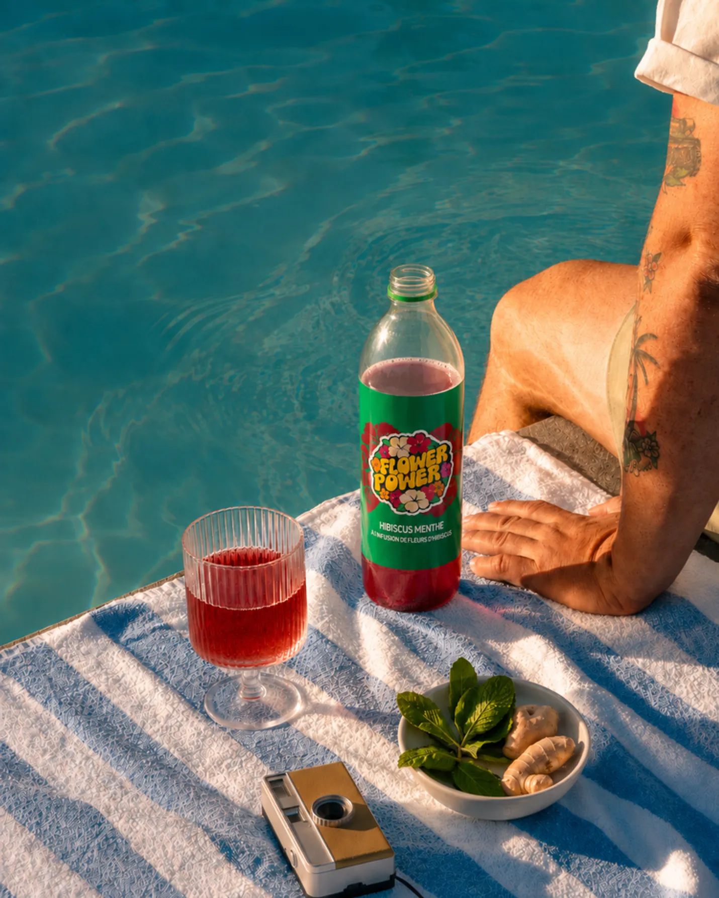 Bouteille Hibiscus Menthe au bord d'une piscine