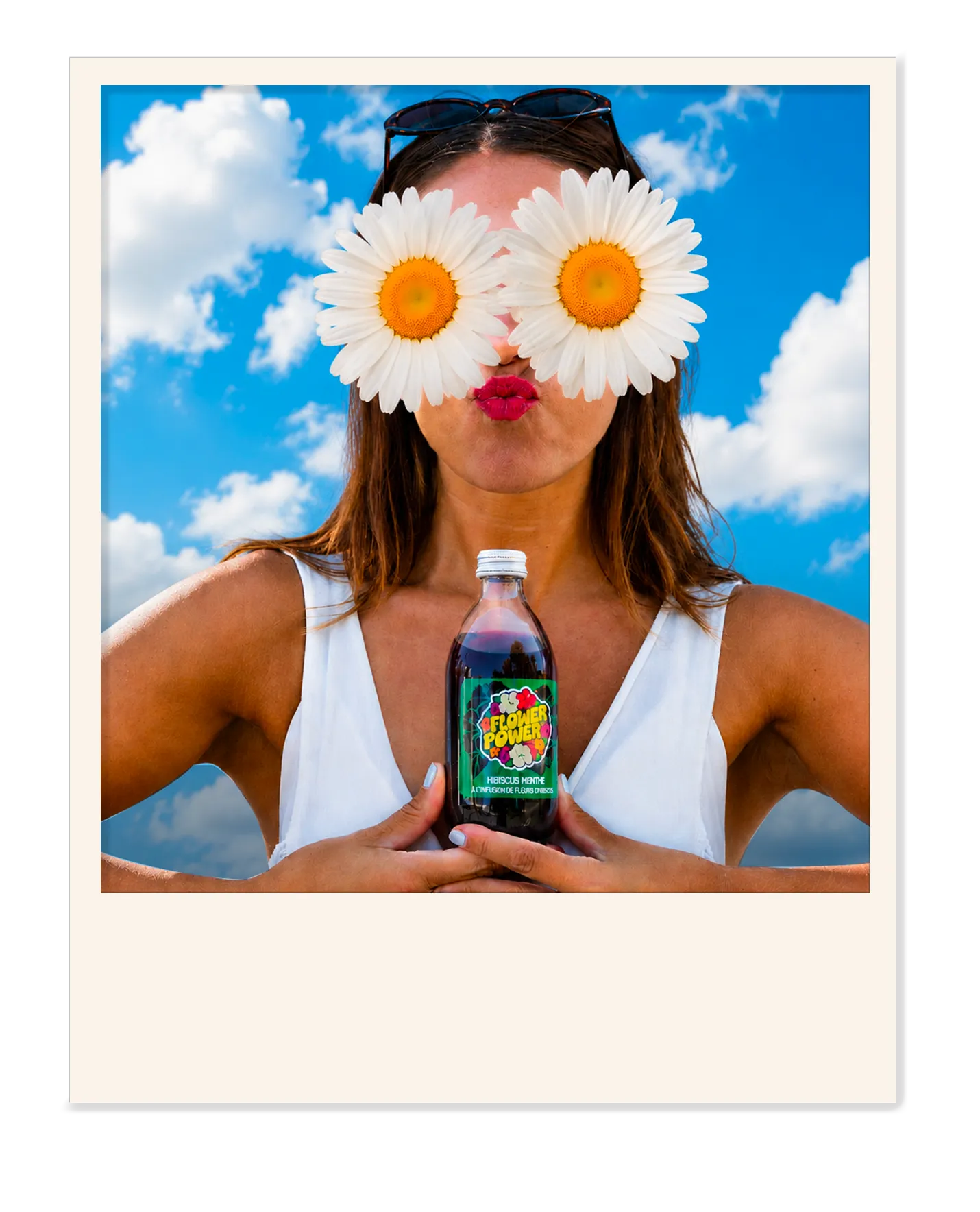 Bouteille Flower Power sur une chaise de plage, face à l'océan
